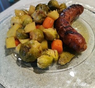 Choux de bruxelles avec des saucisses à cuire