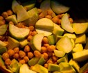 Pendant ce temps, pelez et coupez les courgettes; égouttez les pois chiches. Une fois les 25 min écoulées, ajoutez les dans l'autocuiseur et décomptez 10 min de cuisson