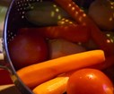 Epluchez et coupez vos carottes, navets et tomates en cubes.