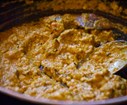 Ajoutez la pâte, le curry, le curcuma, les tomates pelées et concassées, et de l'eau.
