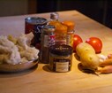 Choux fleurs, pommes de terre, tomates, échalotes, ail, curry, cumin, curcuma, gingembre, sel, huile tomates concassées