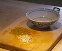 Lorsque les échalotes sont roussies, ajoutez l'ail, le gingembre, le curry, le curcuma. Mélangez avec un peu d'eau.