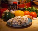 400g de tofu,3 poivrons, 2 tomates, 2 échalotes, 2 gousses d'ail, 4 càs de tomates pelées et concassées, du gingembre, curry, curcuma, cumin, cardamone, sel, poivre coriandre.