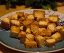 Faites frire le tofu coupé en cube dans de l'huile chaude et réservez sur du sopalin..