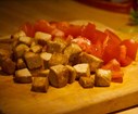 Ajoutez les tomates et le tofu. Mélangez et laissez cuire encore 5 min à couvert.