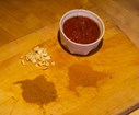 Quand les échalotes sont roussies, ajoutez l'ail, le curry, le curcuma. Mélangez puis ajouter les tomates pelées et concassées.