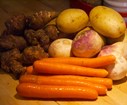 Des pommes de terre, des navets, des carottes et des topinambours, du curcuma, du cumin, du poivre du sel et de l'huile