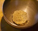 Malaxez jusqu'à obtenir une pâte sablée. Rajouez l'eau petit à petit jusqu'à obtenir une boule de pâte.