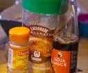 Préparez la marinade en mélangeant la sauce soja, le sucre, l'ail et le gingembre.