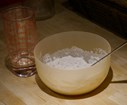 Dans un saladier, mettez la farine, 1/2 càc de sel et ajoutez petit à petit environ 10 cl d'eau pour former une pâte assez souple.