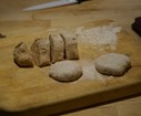 Coupez la pâte en 6 parts.
Faites une boule aplatie avec une part, la saupoudrez de farine e l'étalez en galette d'environ 10 cm.