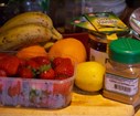 500 g de fraises, 3 ou 4 bananes, 2 citrons, 3 oranges, 2 sachets de sucre vanillé, 4 càs de miel, menthe, cannelle 