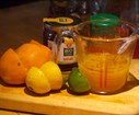 Pressez les citrons et les oranges. Ajoutez le miel, le sucre, la cannelle et mélangez.