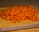 Pelez et coupez les carottes en rondelles.