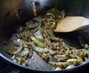 Faites chauffer l'huile dans une poêle et ajoutez les grains de cumin, le laurier, l'oignon et l'ail.