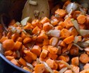 Lorsque l'oignon est roussi, ajoutez les carottes et mélangez