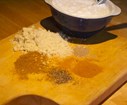 Ajoutez ensuite le curry, le curcuma, la poudre d'amandes, le lait de coco, la cardamome et le poivre.