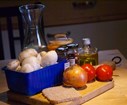 500 g de champignons, 1 oignon, 2 tomates, 1 tranche de pain de mie, curry, curcuma, cumin, concentré de tomates, ail, gingembre, eau, huile et sel.
