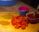 Lorsque les oignons sont roussis, ajoutez, la tomate, le curry, le curcuma, l'ail et le gingembre, le concentré de tomate.