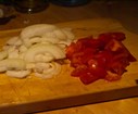 Coupez les tomates et l'oignon.