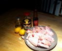 80 g d'huile d'olive,90 g de miel, 60 g de sauce soja, 60 g de moutarde forte, 60 g de jus de citron, 4 gousses d'ails, des pilons de poulet