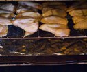 Préchauffez votre four à 200°. Mettez le poulet sur une grille au dessus d'une plaque de four recouverte de papier alu.