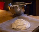 Versez la préparation au milieu d'une plaque à pâtisserie recouverte de papier sulfurisé.