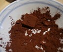Une fois refroidie, découpez des carrés et enrobez les de cacao non sucré
