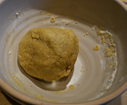 Pendant ce temps mélangez tous les ingrédients de la pâte jusqu'à former une boule, l'étalez entre 2 feuilles de papier cuisson et disposez là dans votre moule à tarte