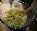 Dans un saladier, mélangez la crème, les oeufs puis ajoutez les poireaux tièdis, les crevettes, le gruyère. Salez et poivrez
