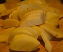 Coupez les pommes de terre en tranche fine.