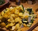 Lavez et coupez les pommes de terre et les courgettes.