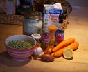 Riz, petits pois, carottes, échalotes, ail, gingembre, piment, coriandre sauce soja, boisson coco, le jus de citron