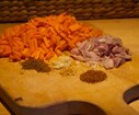 Chauffez l'huile et ajoutez les carottes, l'ail, l'échalote, la coriandre, le piment et le gingembre. Laissez cuire 5 min à feu moyen.
