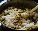 Incorporez le riz froid, laissez cuire 10 min en mélangenat régulièrement.