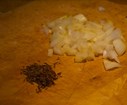 Faites chauffer l'huile dans une poêle et ajoutez le cumin, et l'oignon.