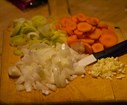 Epluchez, coupez et lavez les pommes de terre, les carottes, les poireaux, les oignons et l'ail.