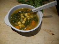 Soupe au chou Kale, pois chiches et curry