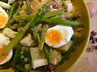 Salade tiède de légumes aux oeufs et aux noisettes