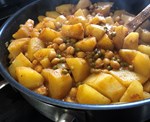 Curry rapide aux pommes de terre, pois chiche et petits pois