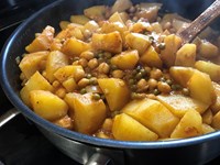Curry rapide aux pommes de terre, pois chiche et petits pois