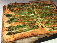 Pizza printanière aux asperges vertes (Végétarien)